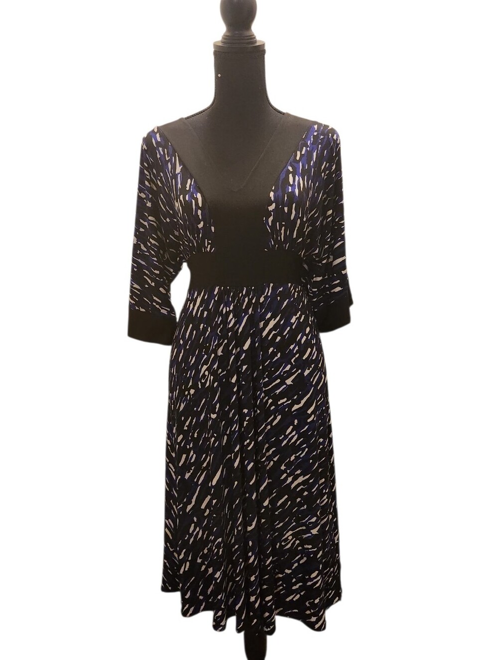 Donna Morgan Size 10 Classic Black and Blue Printed V-Neck Midi Dress